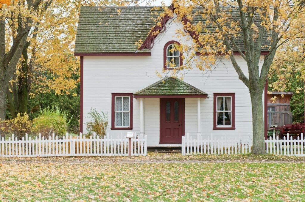 Alarme maison en bois avec jardin