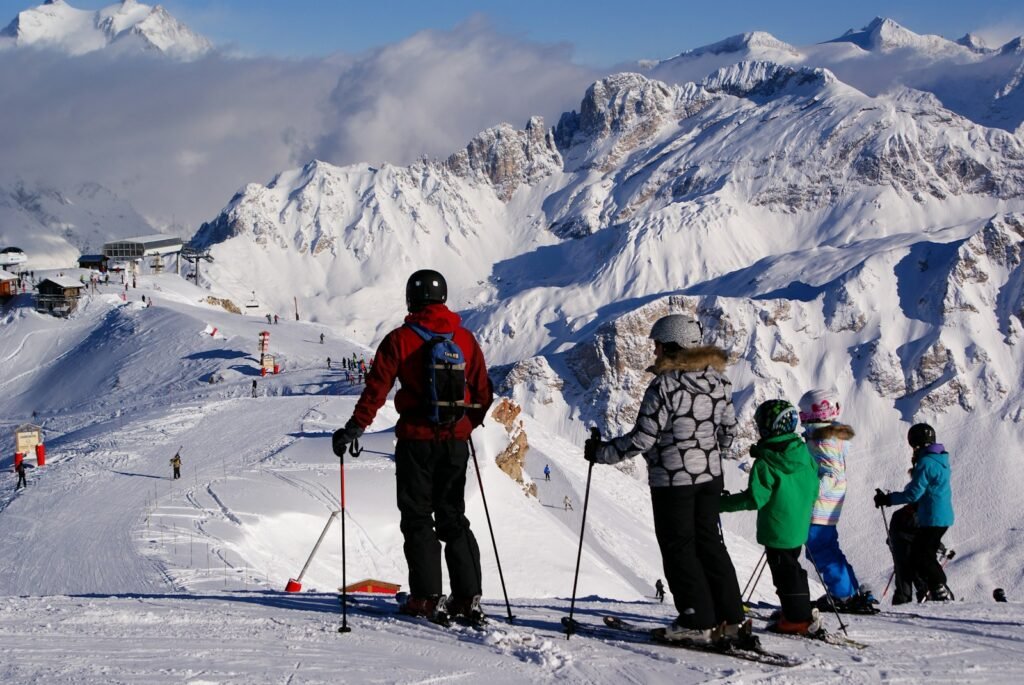 Famille avec deux enfants &agrave; la neige