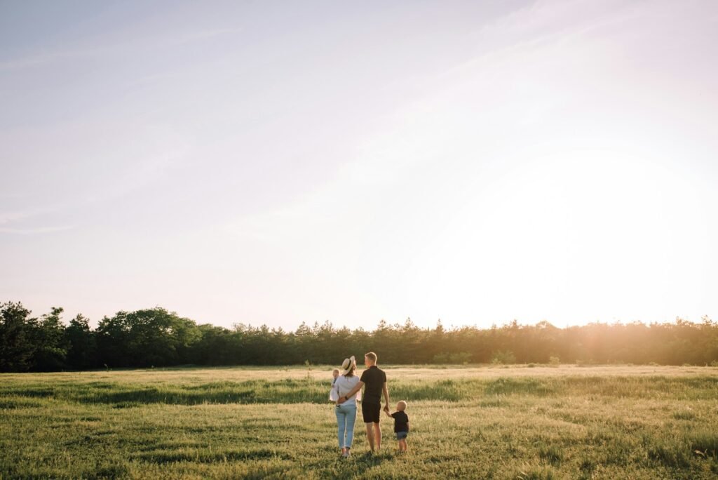 famille heureuse dans le prés