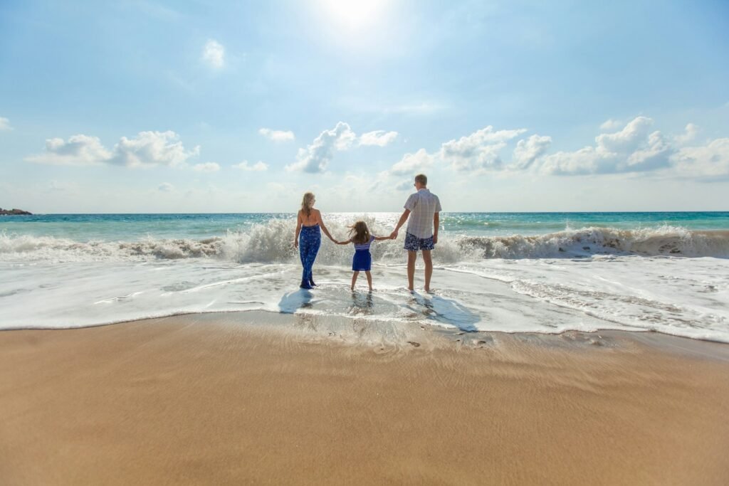 famille heureuse a la mer