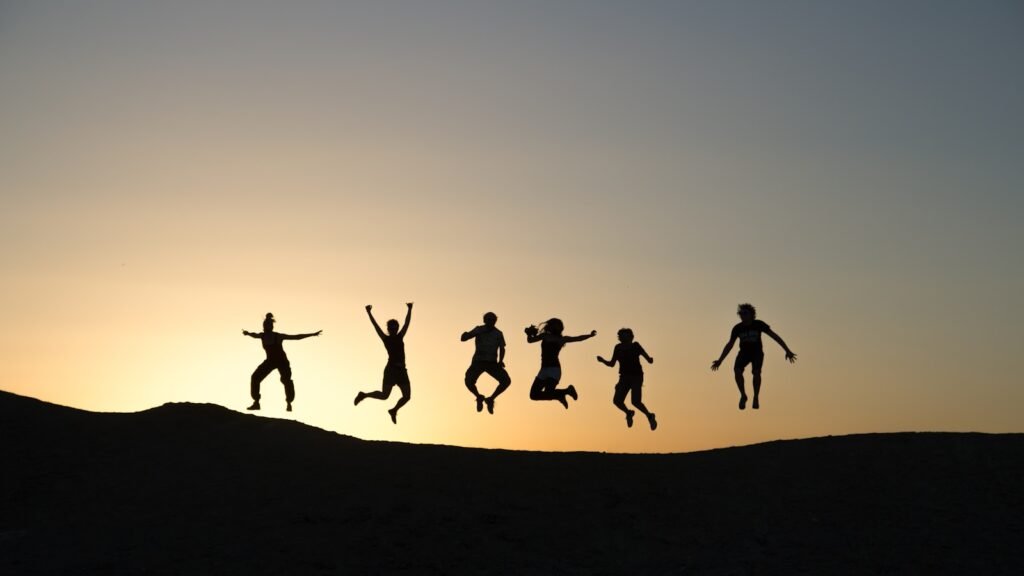 famille heureuse au coucher de soleil
