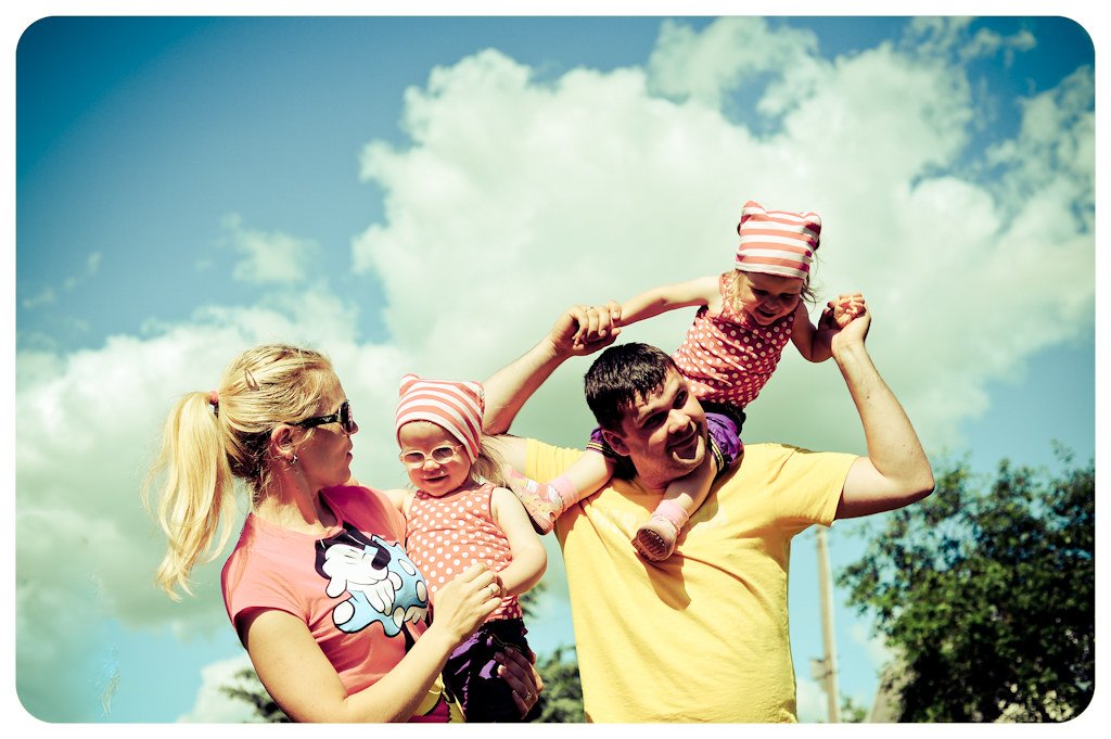 famille heureuse au soleil