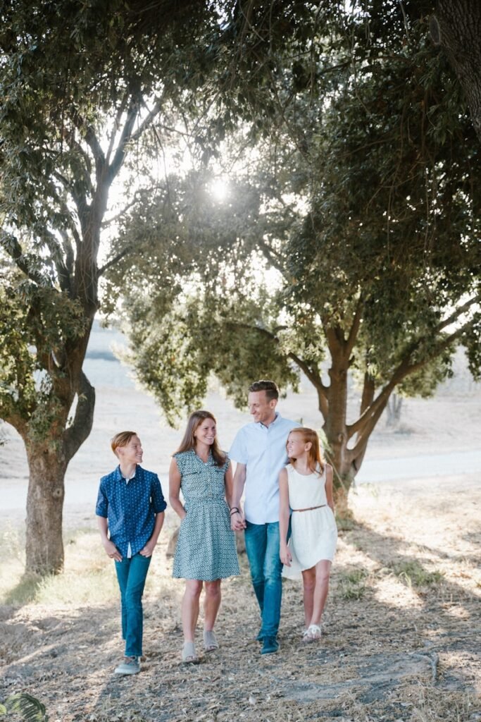 famille heureuse en balade