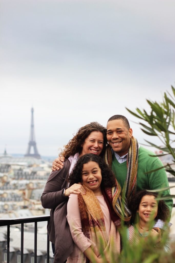 Familly devant la tour Eiffel