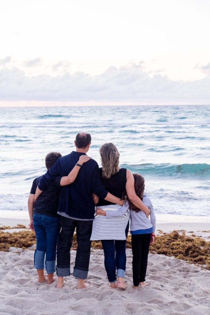 Une famille appais&eacute; sur la plage grace &agrave; la pr&eacute;sence d'une alarme maison