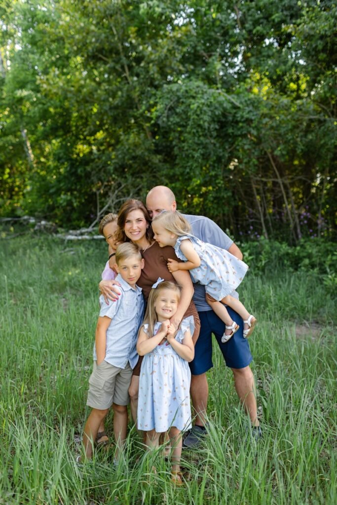 une famille dans une prairie